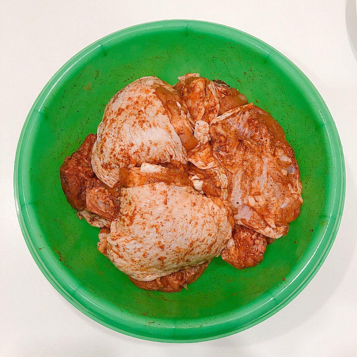 Добавляем к курице соль, перец чёрный молотый и паприку и всё хорошо перемешиваем