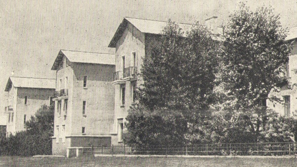 Домам больше семидесяти лет. А здесь то они были новыми