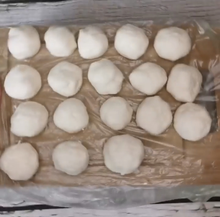 Выкладываем на доску и убираем в морозилку на 3 часа.