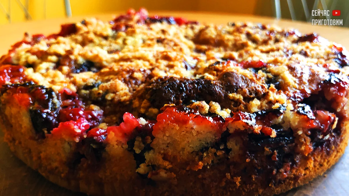 Делайте сразу два: один ягодный пирог по этому рецепту сметут сразу же