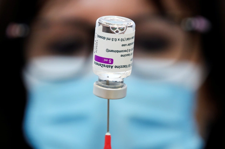 Медицинский работник готовит дозу вакцины AstraZeneca против COVID-19 в центре вакцинации в Берсете, Бельгия, 17 марта.