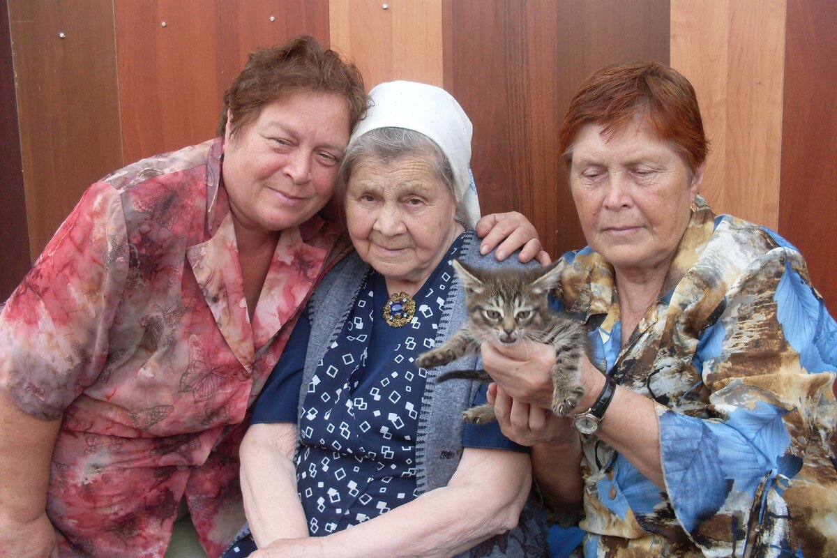 Фото автора. Бабуля с двумя дочками. Здесь ей 90 лет
