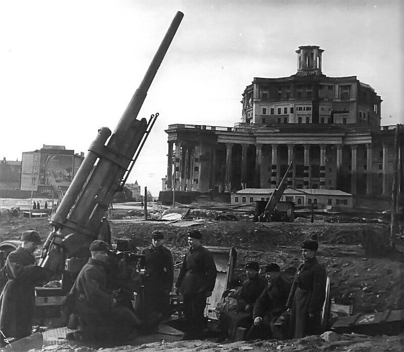 Зенитная батарея перед театром Красной Армии в Москве. 1941 год.