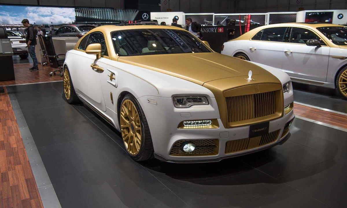 Жёлтый Rolls-Royce с своей личной парковкой в жёлтый цвет