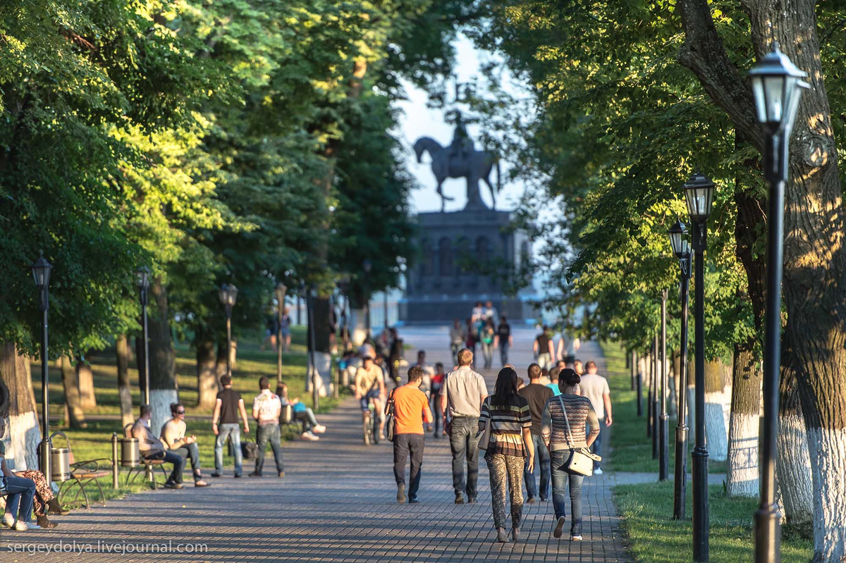 Парк с людьми. Люди в парке. Прогулочный парк.