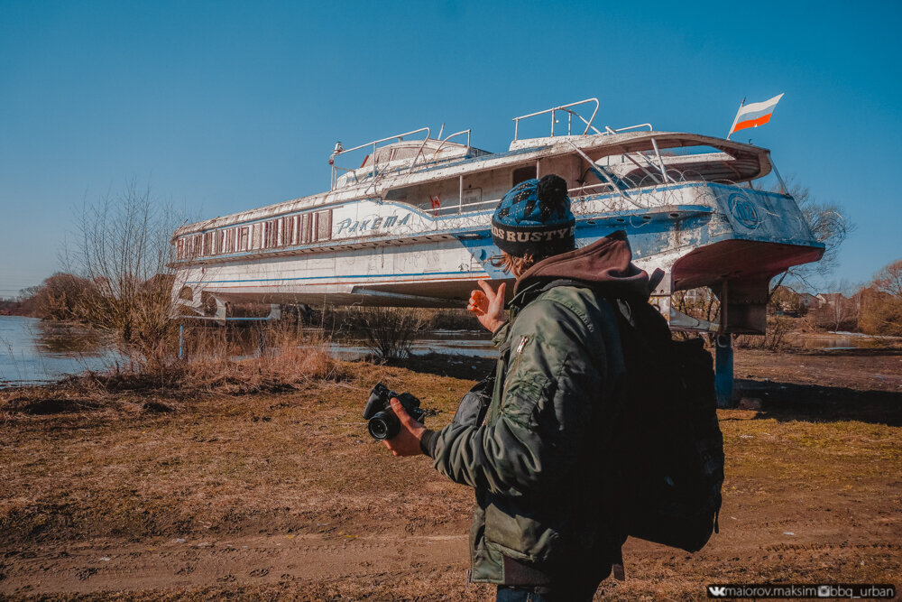 Уникальная «Ракета» на подводных крыльях ржавеет на берегу реки ...