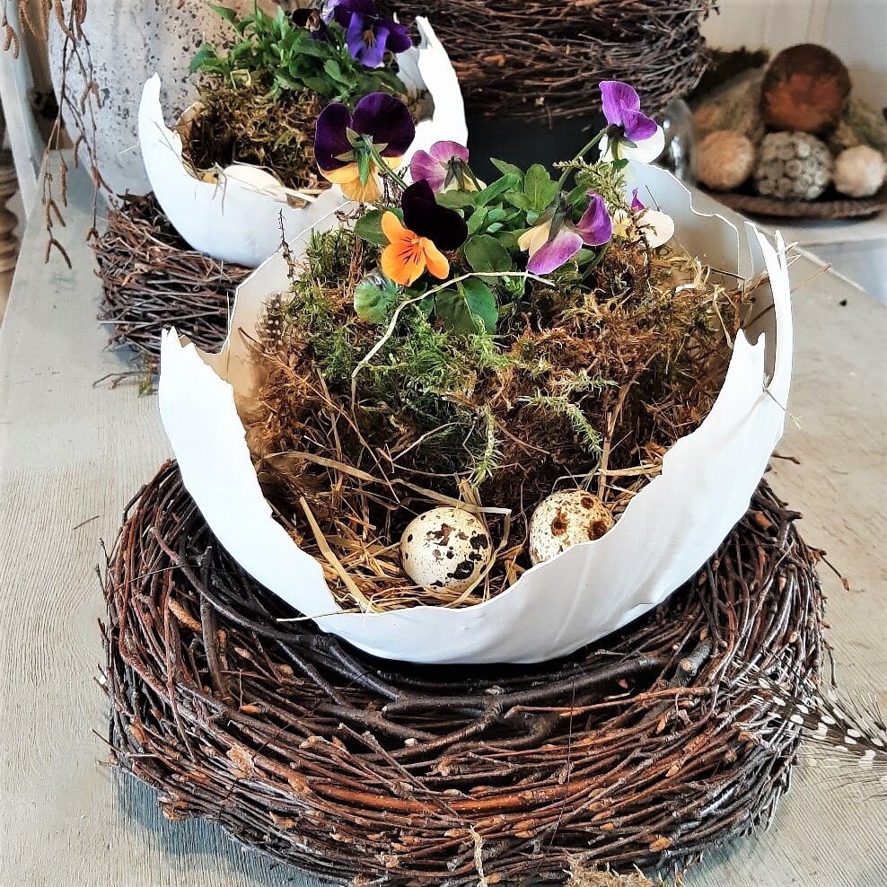 Декоративная композиция с анютиными глазками