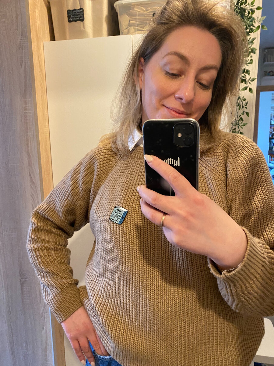 Фото автора. У меня даже значок имеется, подтверждающий, что я - книжный червь ))))