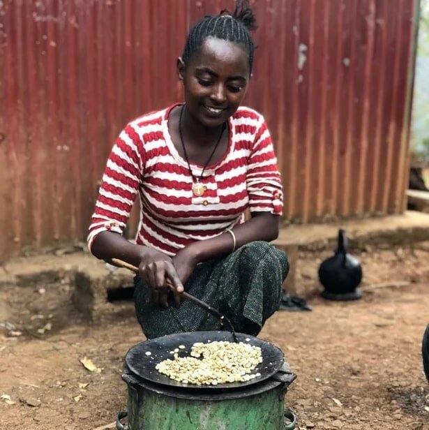 
Так выглядит ручная обжарка кофе в Эфиопии