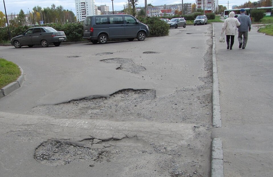 Даже без лежачего полицейского элемент принудительного снижения скорости на данной дороге присутствует в избытке