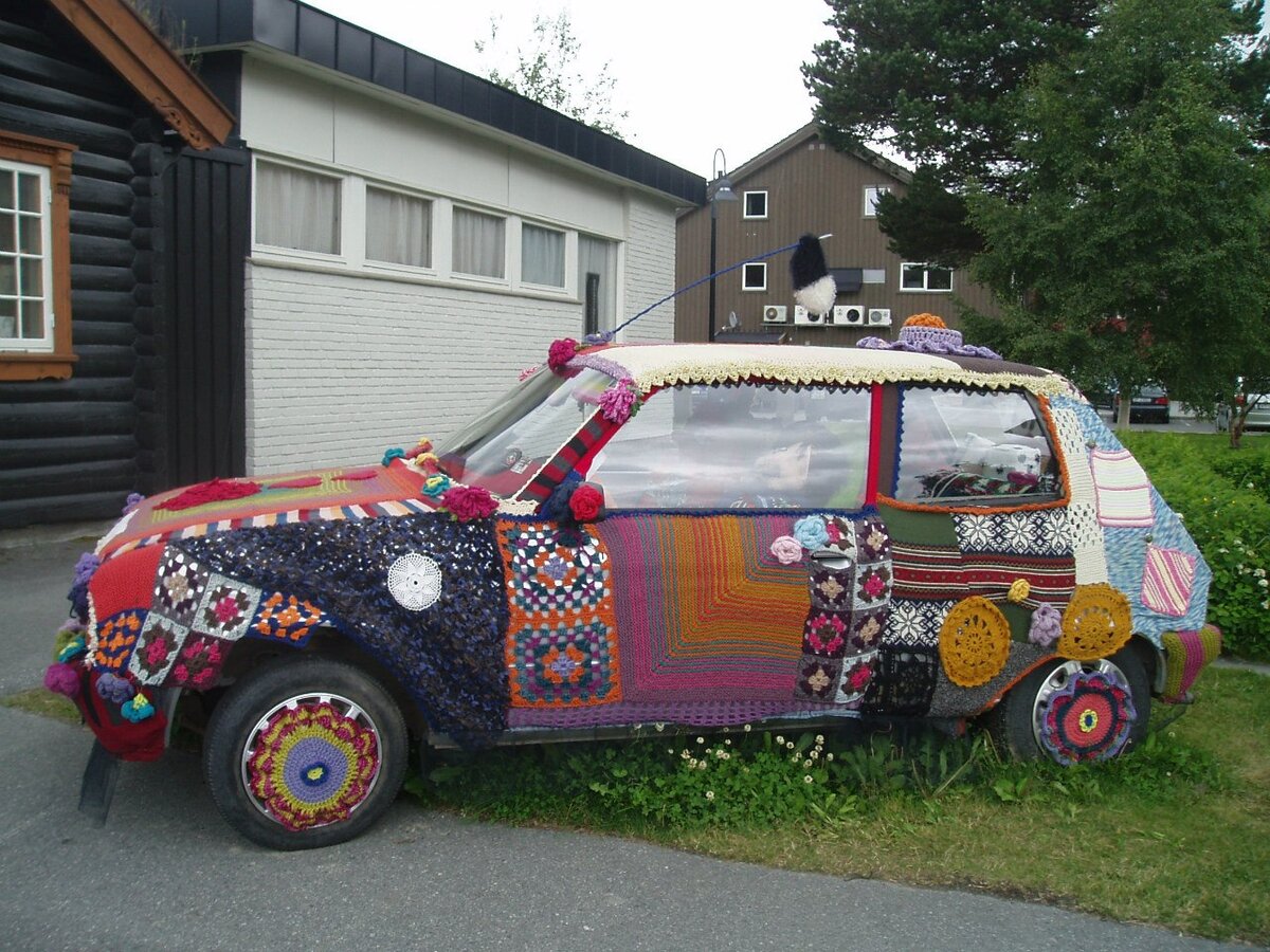 Конечно мы ездили не на такой машине))) Но такую милую "теплую " машинку мы встретили у одного магазинчика национальных сувениров в Норвегии. Очень душевно)