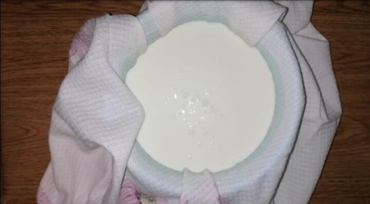 Выливаем кефир в плотную ткань. Личное фото. 