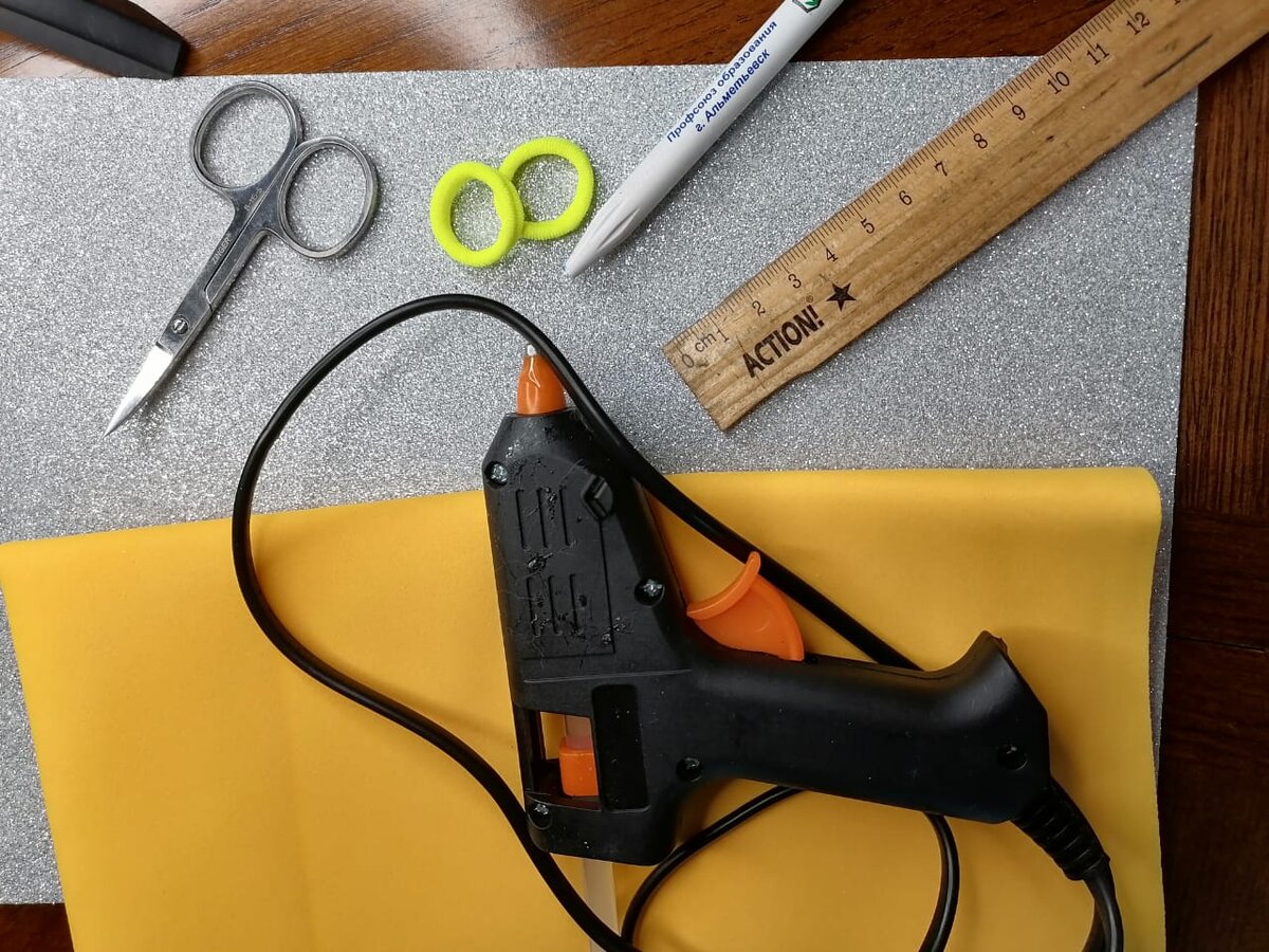 Я выбрала желтый фоамиран 1мм, и серебристый 2 мм.