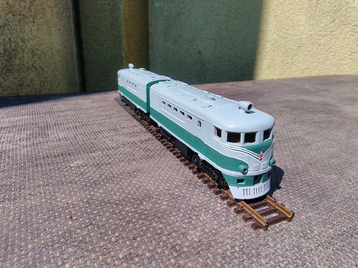 Модель ТЭ2 в процессе сборки, фото Jakub Gloza