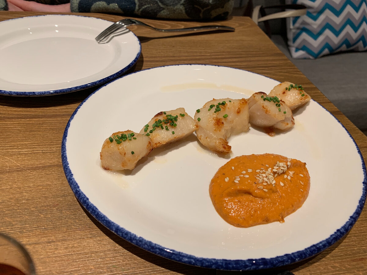 Гребешок гриль с соусом из печеных перцев