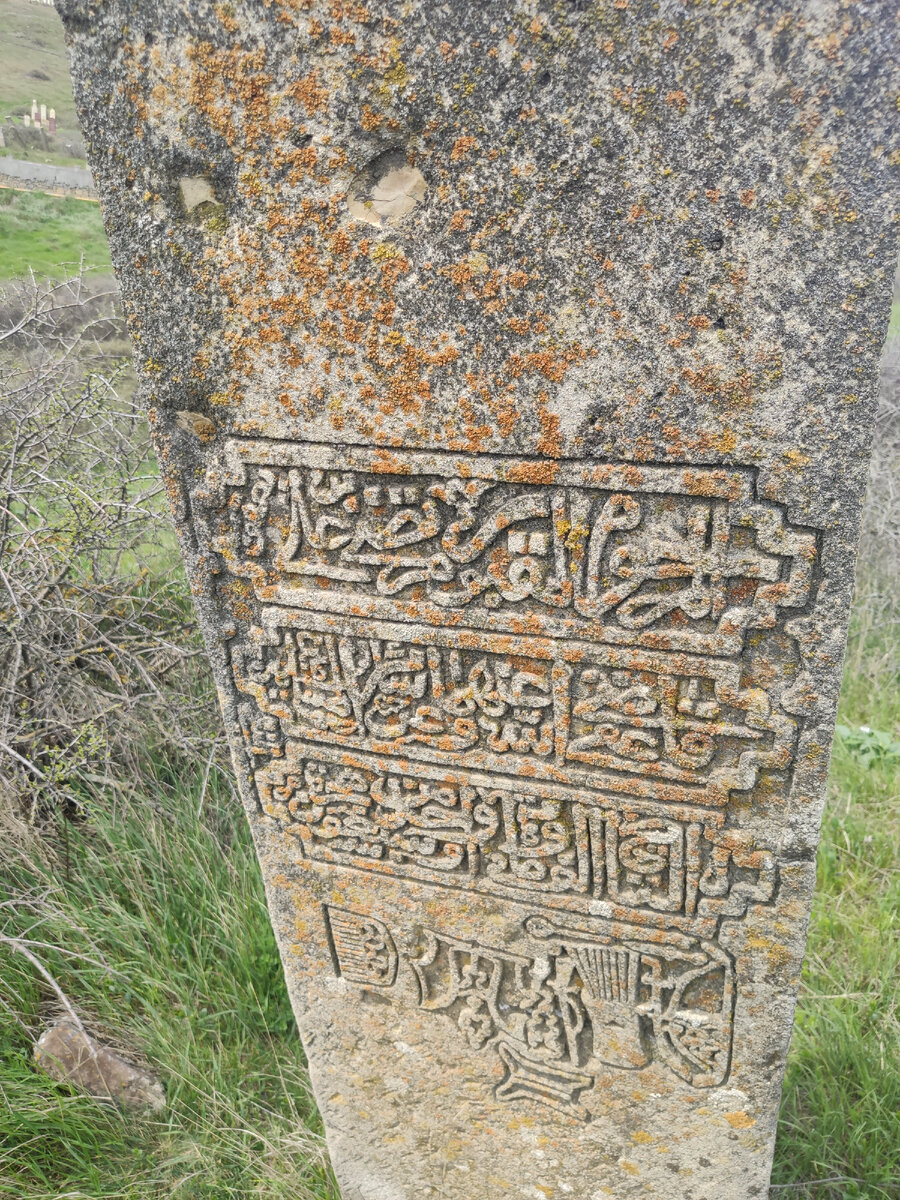 Старинное Дагестанской надгробье в старом кладбище Тарки, Дагестан. 