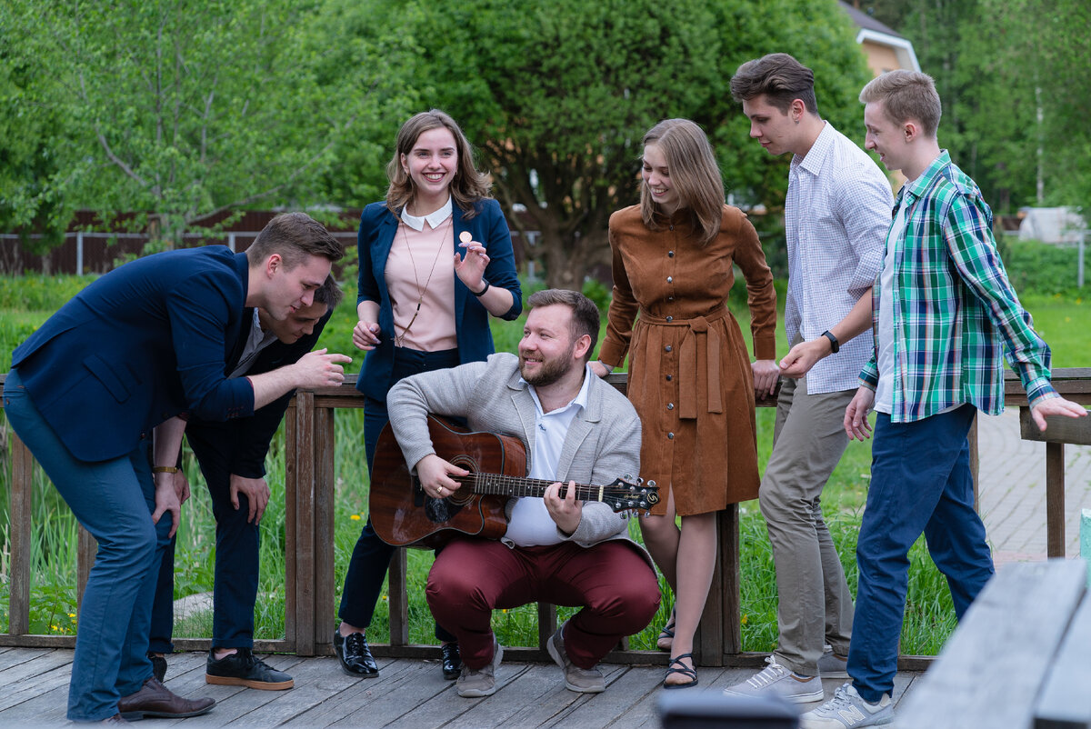 Студенты университета "Дубна" экзаменуют преподавателя Александра Байдацкого на знание своих любимых песен