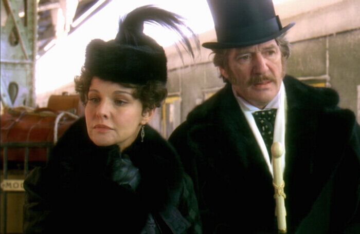 Кадр из фильма «Анна Каренина» 2009 год. Стива Облонский встречает на вокзале Анну.