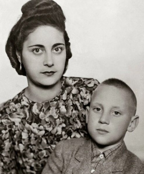 Фото: foto-history.livejournal.com советский поэт, актёр театра и кино, автор-исполнитель песен - Владимир Семенович Высоцкий в детстве со своей мачехой - Евгенией Степановной Лихалатовой - "мамой Женей"