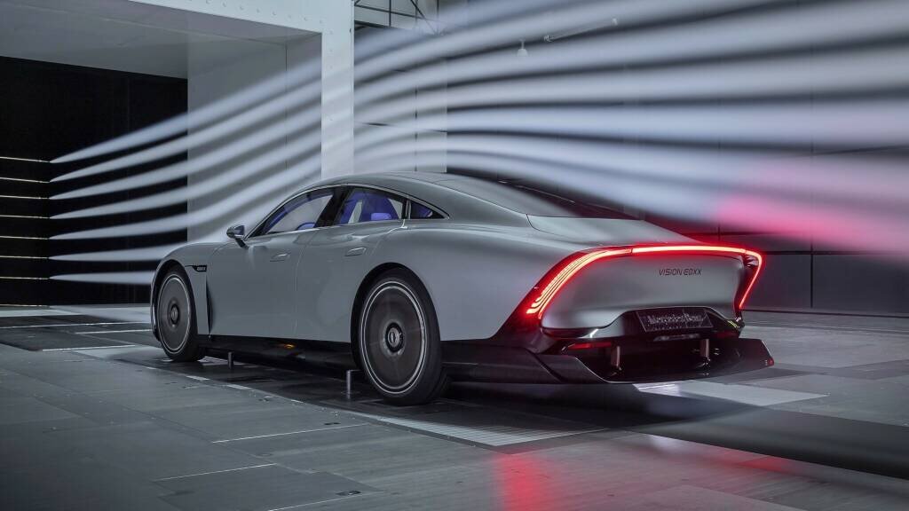 Зато у Vision EQXX лучше аэродинамика: заявленный коэффициент сх составляет 0,17 против 0,20 у Lightyear One, при этом мерседесовцам удалось сохранить нормальные зеркала, а не заменять их неудобными камерами. Красивой получилась машина или нет, пусть каждый решает сам, а вот отсутствие в Vision EQXX фирменных мереседесовских черт уже успели отметить многие — спереди его так и вовсе можно было бы принять за новый Volkswagen семейства ID, если бы не эмблема с трёхлучевой звездой. 
