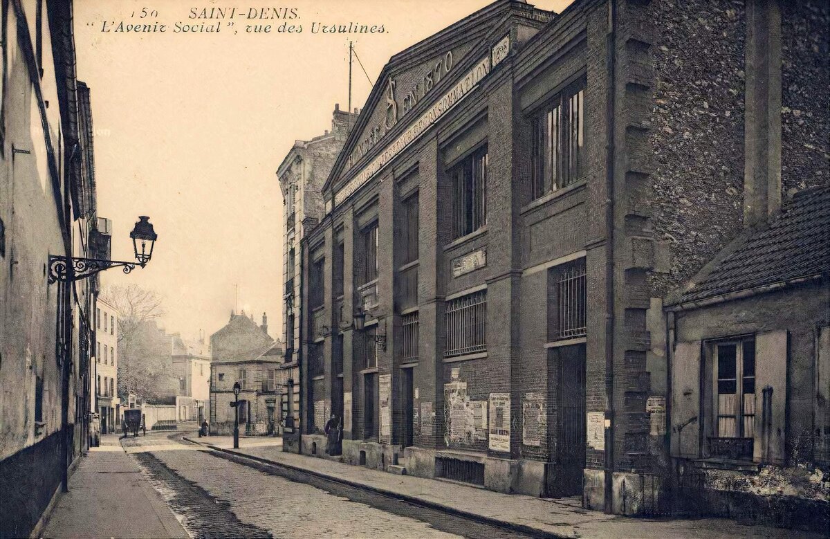 В Сен-Дени и других парижских пригородах в начале 20 века находилось много заводов. Но после начала деиндустриализации 1950-х местное население стало беднеть из-за отсутствия работы и районы маргинализировались