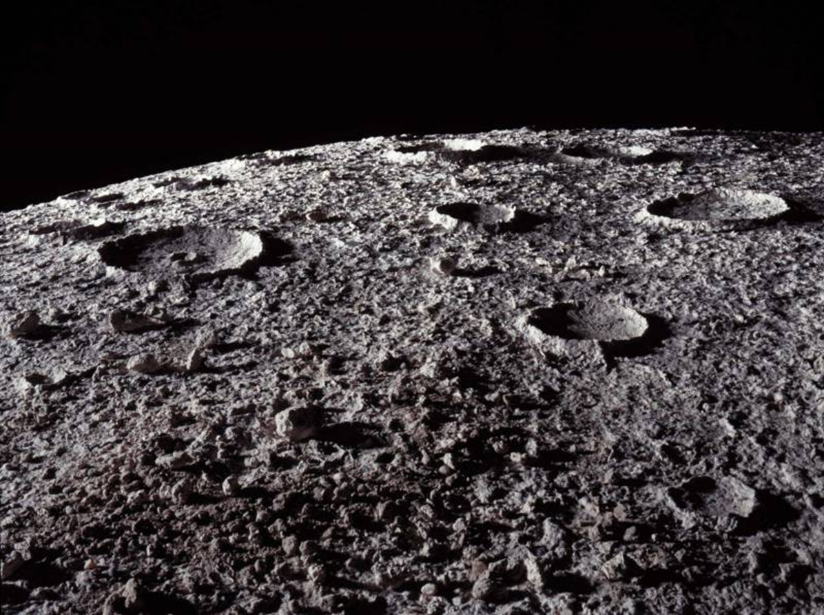 На луне есть деревья. Поверхность Луны. Снимок поверхности Луны. Ландшафт Луны. Освещенная поверхность Луны.