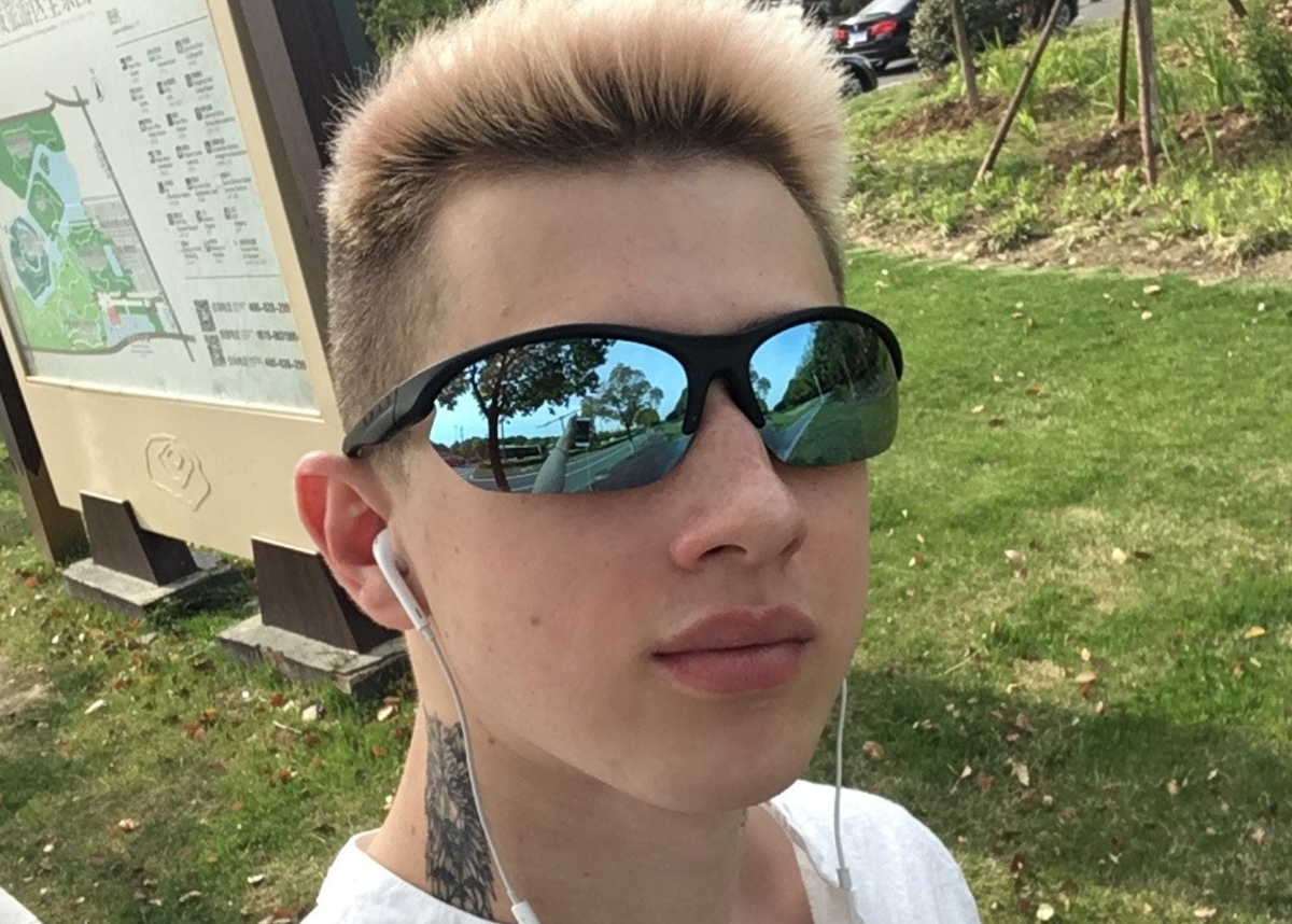Приехал в Китай и как понесло меня, что аж покрасился, просто хотелось, потому что я узнал новый мир, где можно выражать себя без осуждения, где покрасить волосы, это просто прикол, и никто не осудит, китайцы только восхищаются таким и одобряют 