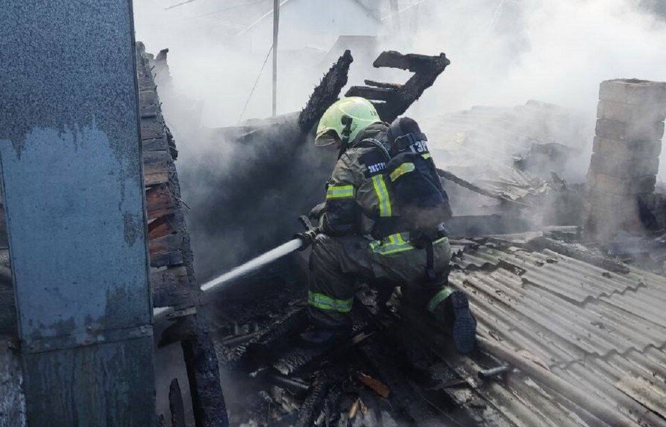     На момент прибытия первых пожарных сгорело 200 квадратных метров кровли. Фото: пресс-служба МЧС по Ростовской области.