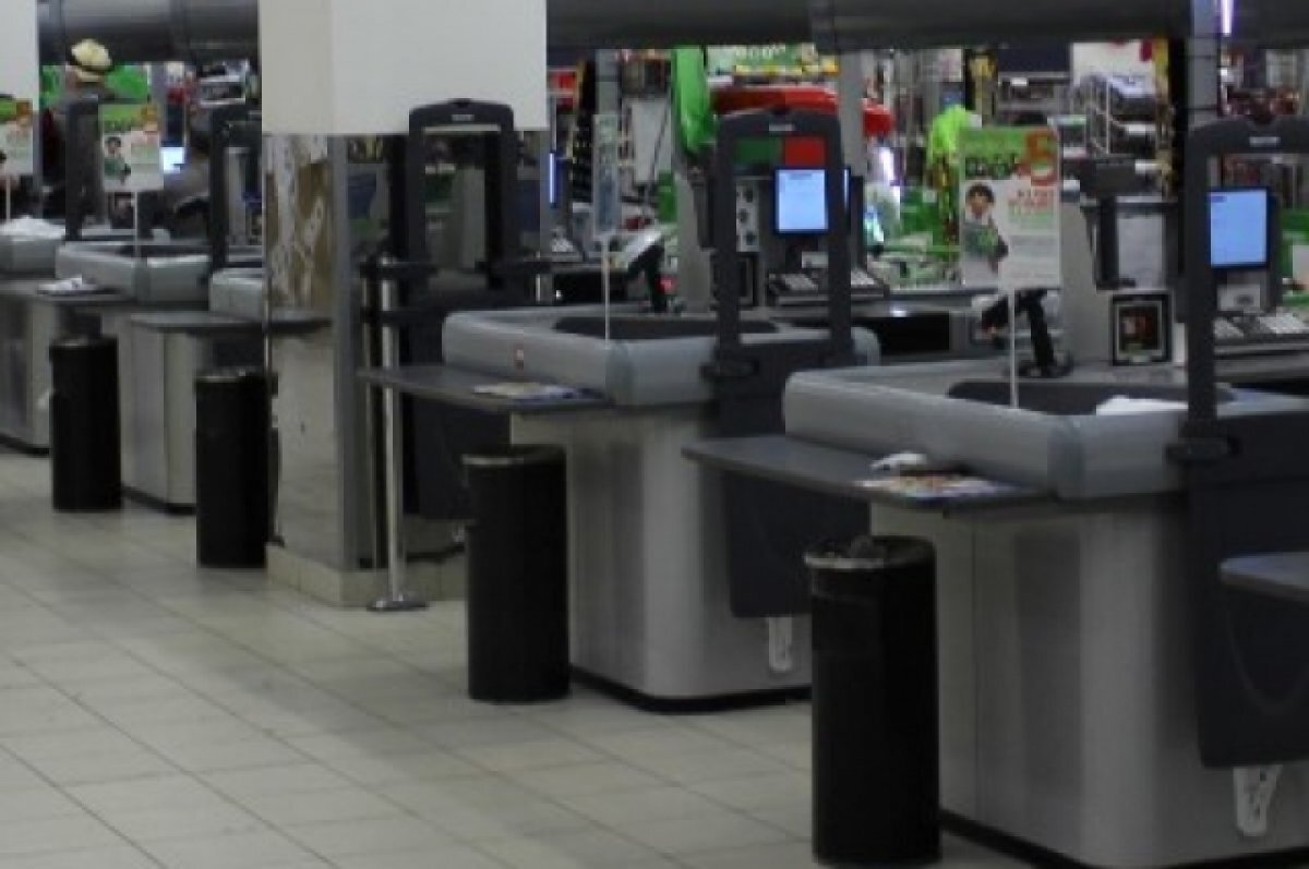    В Самаре воровка в магазине пнула продавщицу и, угрожая 2 ножами убежала