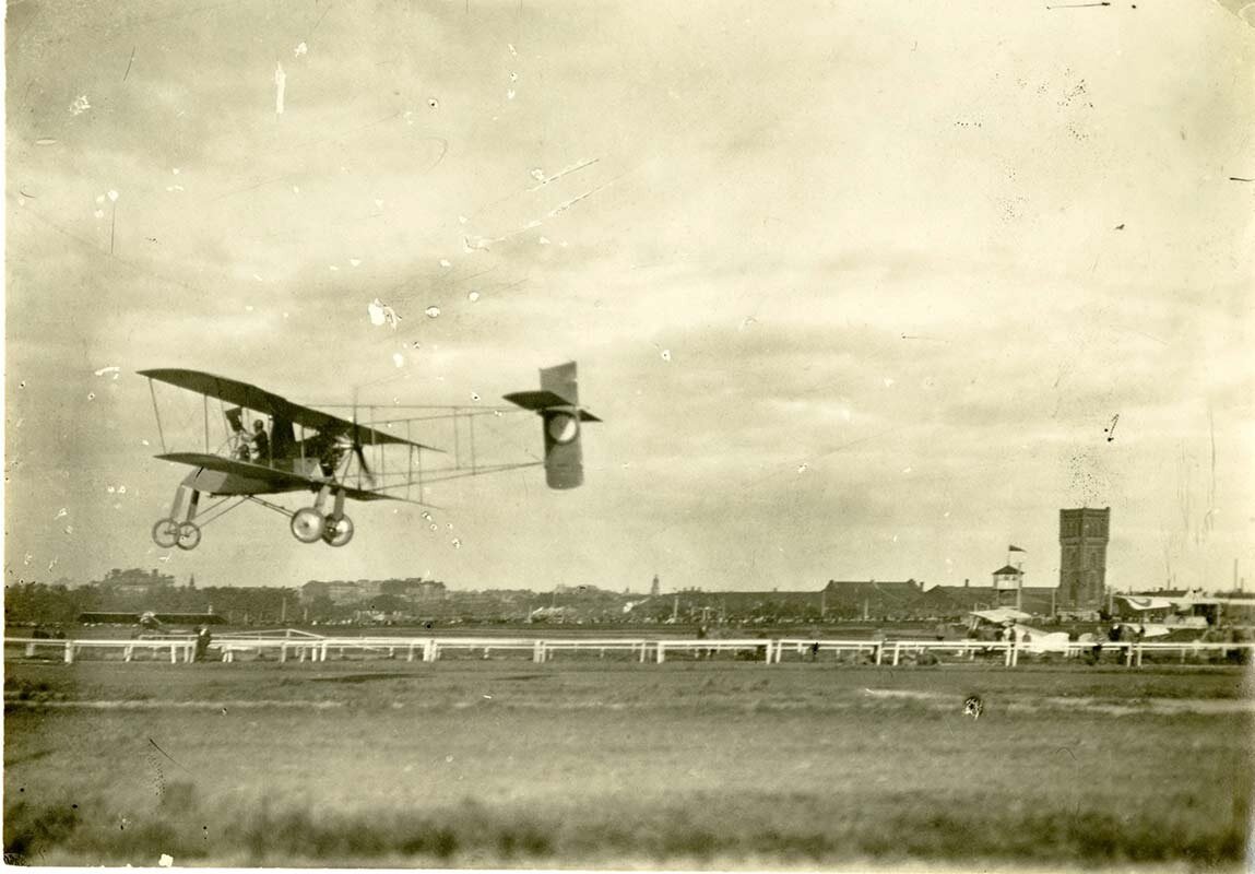 Е. В. Франциссон за работой в самолете. 1915-1917. На фото изображен биплан «Вуазен».  из фондов ГМЗ «Царское Село