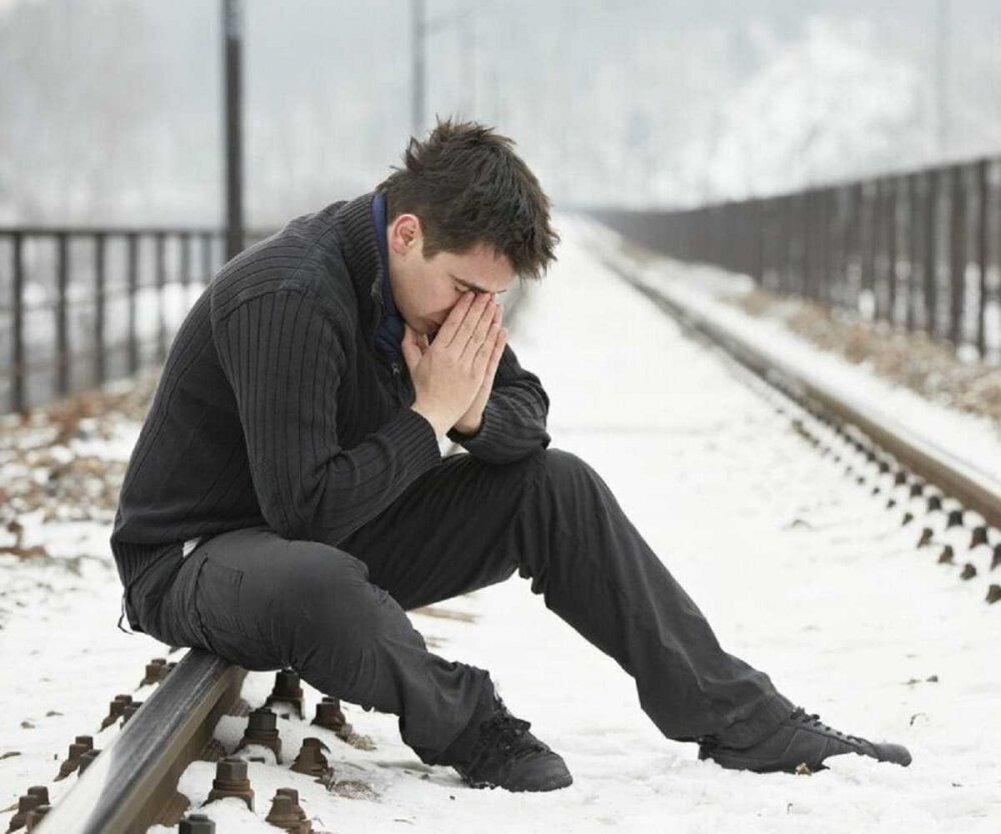 Источник https://yandex.ru/images/search?p=6&text=человек+в+печали&pos=257&rpt=simage&img_url=http%3A%2F%2Fvgudok.com%2Fsites%2Fdefault%2Ffiles%2Ffield%2Fimage%2Fustal_vypil_na_rels.jpg&from=tabbar&lr=150742