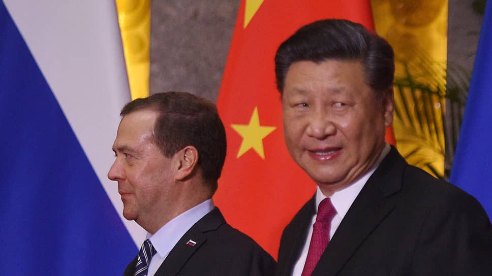 Фото: Александр Миридонов / Коммерсантъ📷Дмитрий Медведев (слева) и Си Цзиньпин