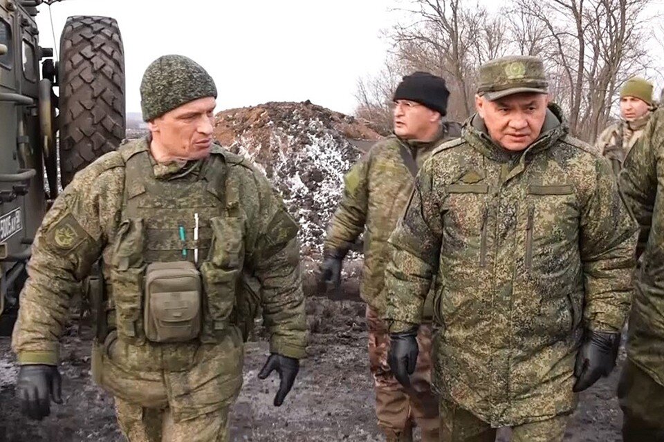     Сергей Шойгу объехал позиционные районы воинских частей, проверил условия размещения и обогрева личного состава, пункты приготовления и приема пищи  ТАСС