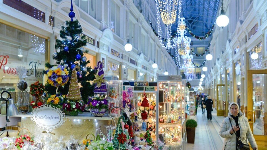    Украшенный новогодними гирляндами торговый центр. Автор фото: Ермохин Сергей