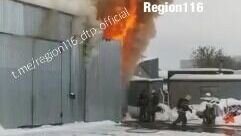     В Советском районе Казани загорелось двухэтажное здание. Об этом сообщили очевидцы в социальных сетях.