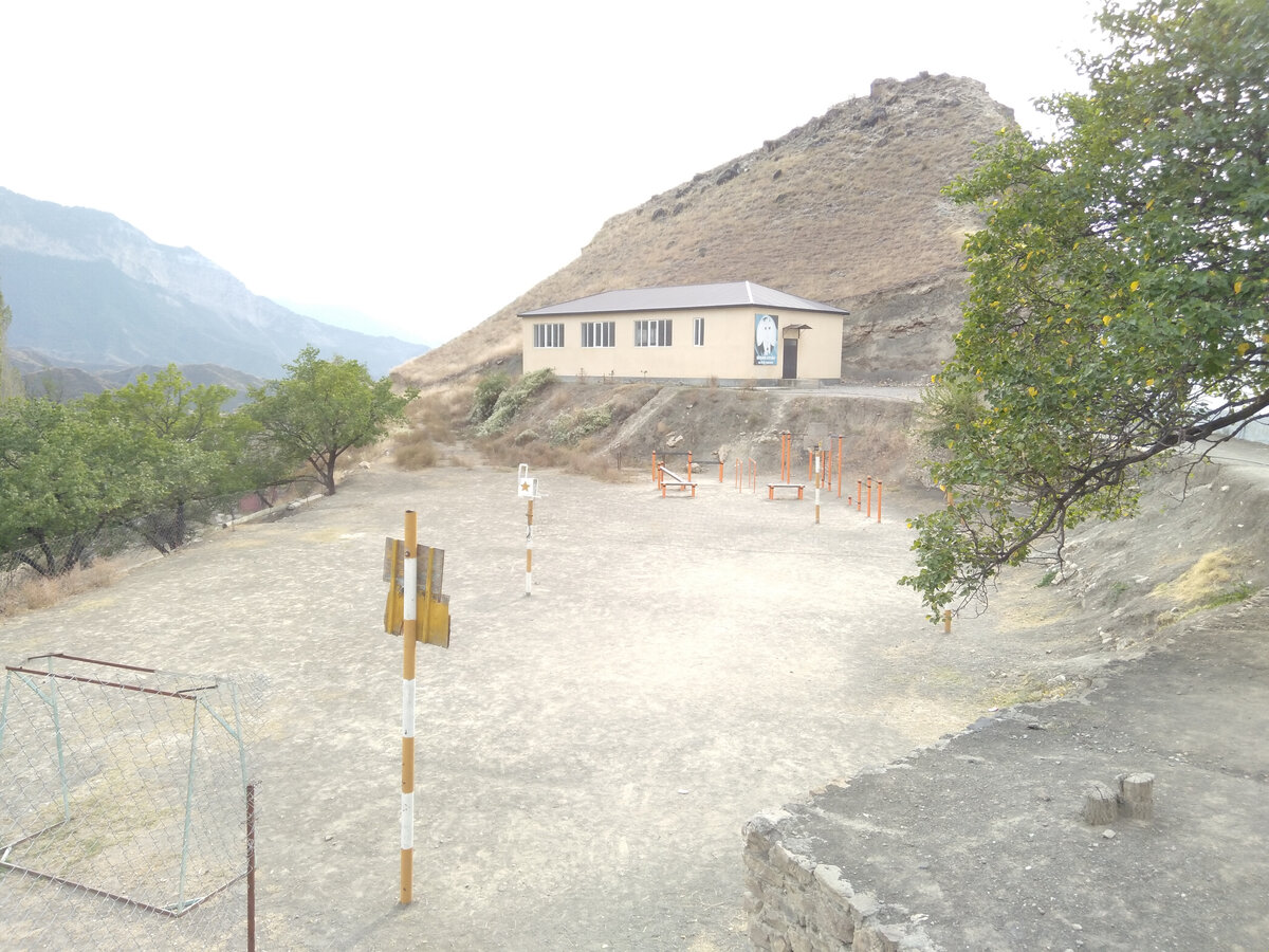 Поле для занятия спортом, во дворе школы села Аракани