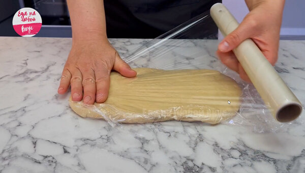 Сколько слоев в тесте. Приготовление слоеного теста. Рецепт слоенного оеста. Раскатка слоеного теста. Толщина теста для слоек.