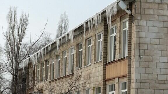     Возле жилых зданий на пр. А. Невского и ул. Кирова уже установили ограждения, сообщает ЕДДС.