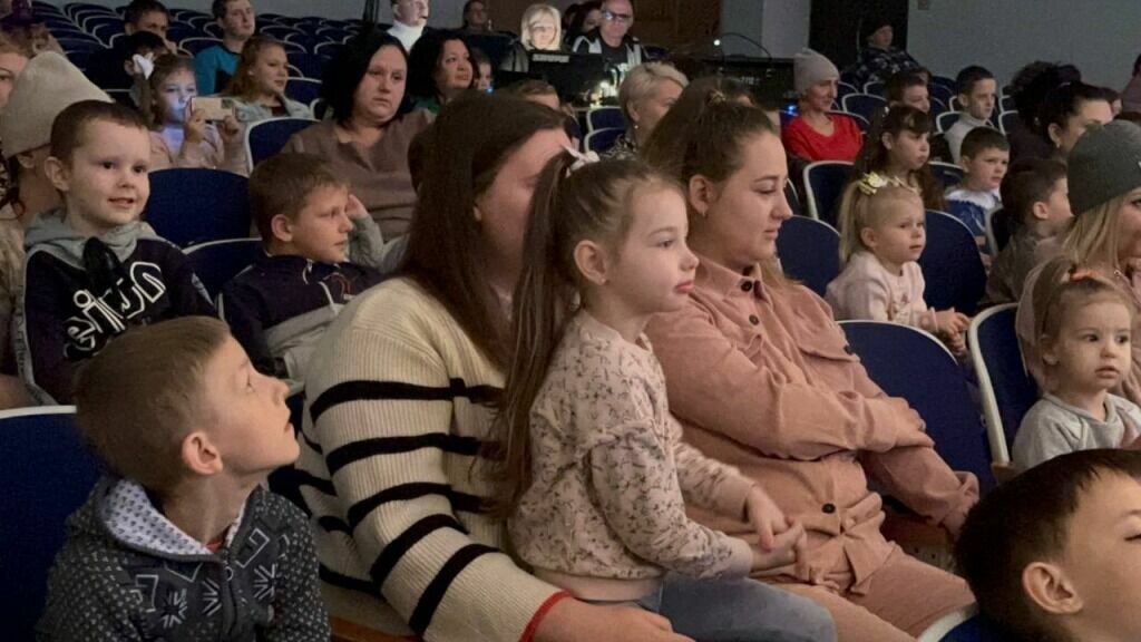     Почти сотню юных жителей Дальнегорска во время рабочей поездки поздравил губернатор Олег Кожемяко. Глава региона пожелал детям участников спецоперации здоровья и хорошего отдыха на каникулах.