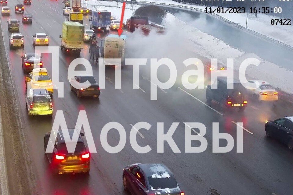     На месте происшествия работают оперативные службы  Департамент транспорта Москвы