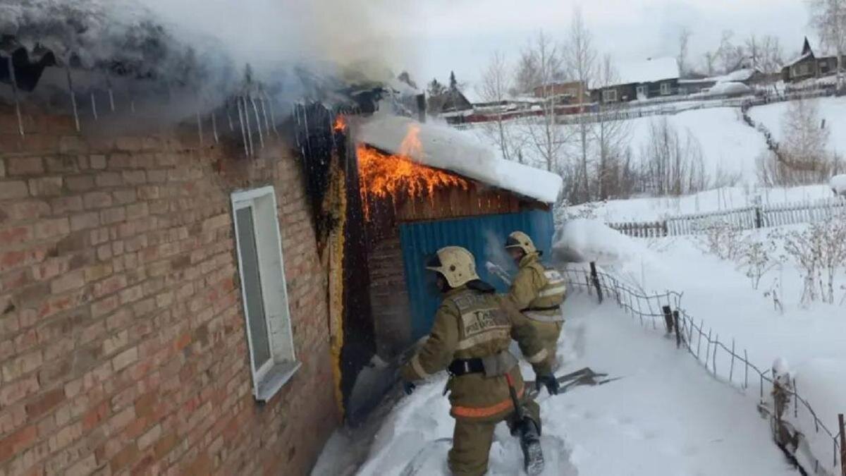    Пожарные тушат пожар:ДЧС ВКО