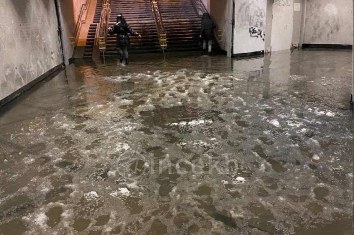    На станции метро в Екатеринбурге затопило выход из подземного перехода