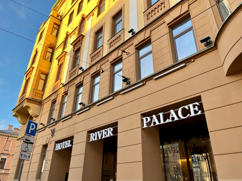 Фасад отеля River Palace