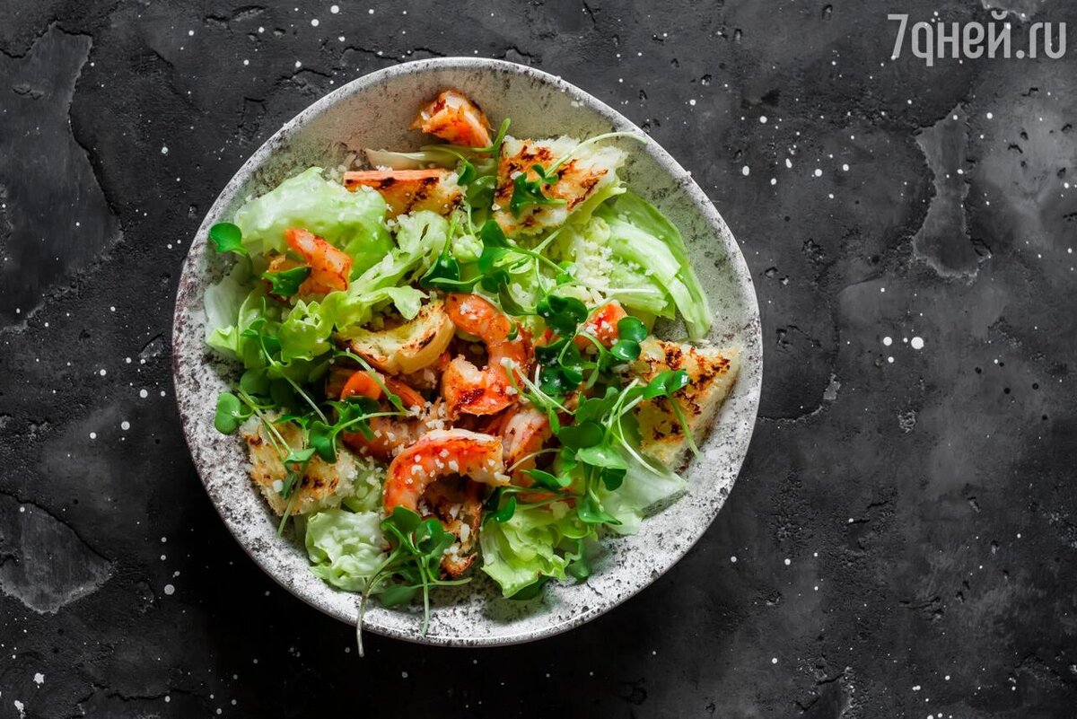    Салат «Цезарь» с креветками 123RF/legion-media.ru