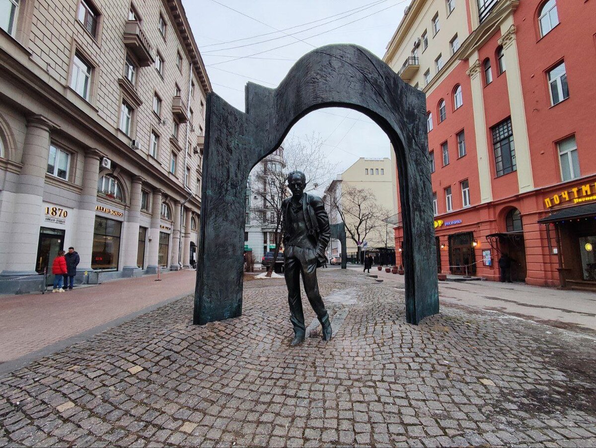 Памятник Булату Окуджаве в Москве. Источник — dzen.ru/pa_myatnik