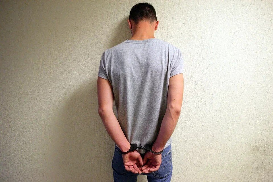     Все четверо вымогателей останутся под стражей до суда.