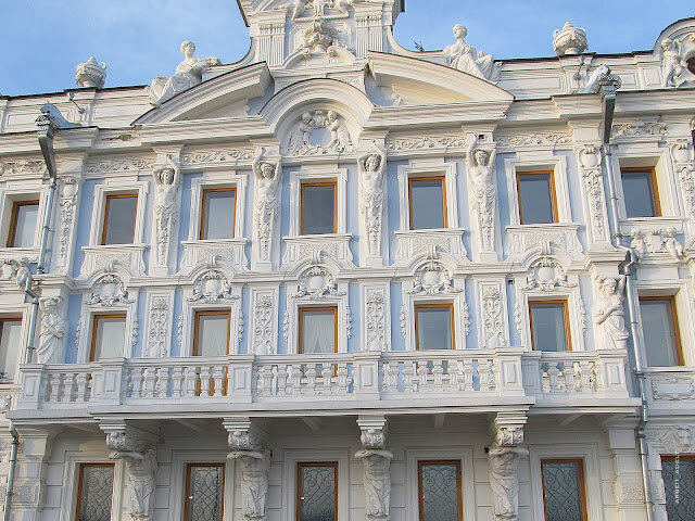 Фасад получился красоты невероятной: здесь есть и атланты, и кариатиды и пухленькие ангелочки-путти.