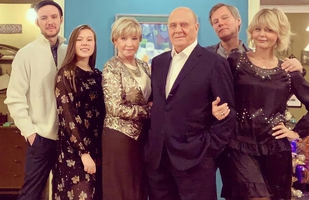 Вера Алентова и Владимир Меньшов. со своей семьёй. Фото Яндекс.Картинки