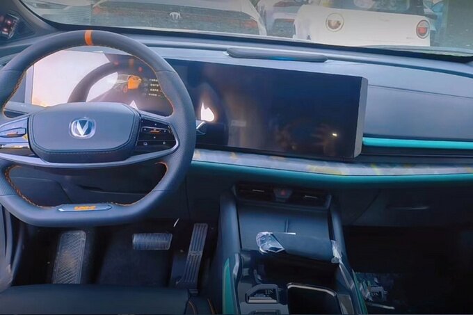 На фото: салон обновленного кроссовера Changan Uni-T 2023 модельного года