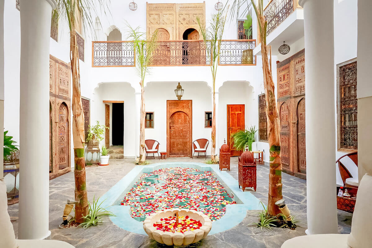 Марокканский стиль риада с кокосовыми пальмами